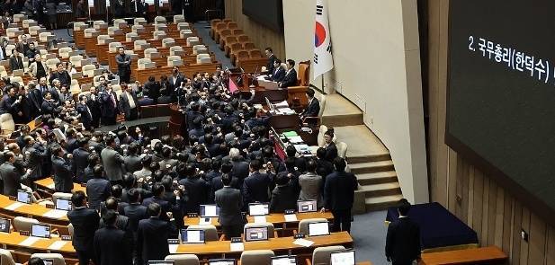 皇冠登3代理_韩国国会通过代总统韩德洙弹劾案