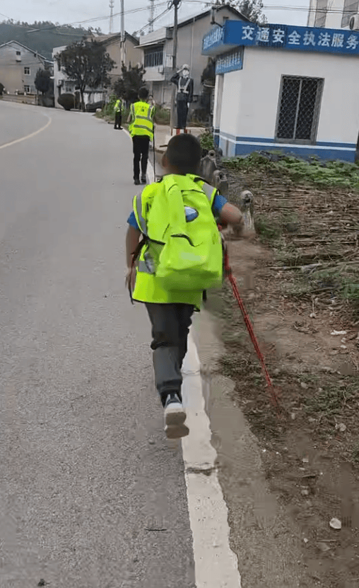 皇冠信用網最新地址_湖北一男子辞掉月薪2万元工作皇冠信用網最新地址,带9岁儿子徒步千里,计划60天走到山东……原因让人泪目