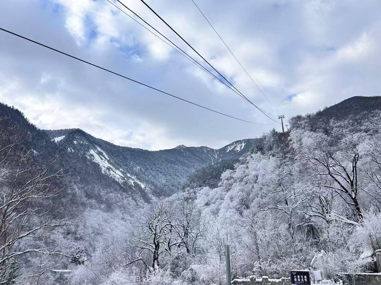 皇冠ag mos066 _数百名游客夜晚滞留太白山景区数小时皇冠ag mos066 ，气温低至零下十几度，当地：山上突然降雪道路结冰，目前所有游客都已乘摆渡车下山